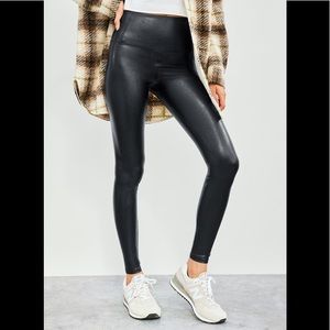 Wilfred Free | Aritzia | Daria Vegan Leather Leggings